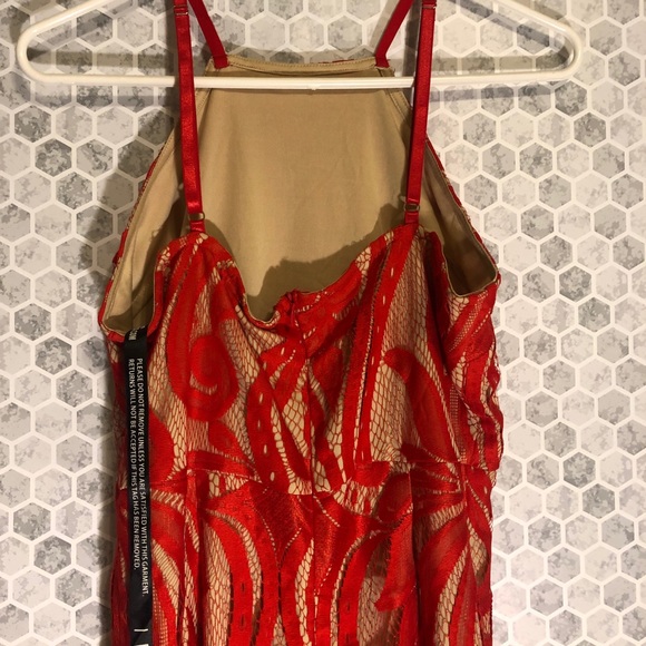 PrettyLittleThing Red Lace Midi Dress - Picture 5 of 8